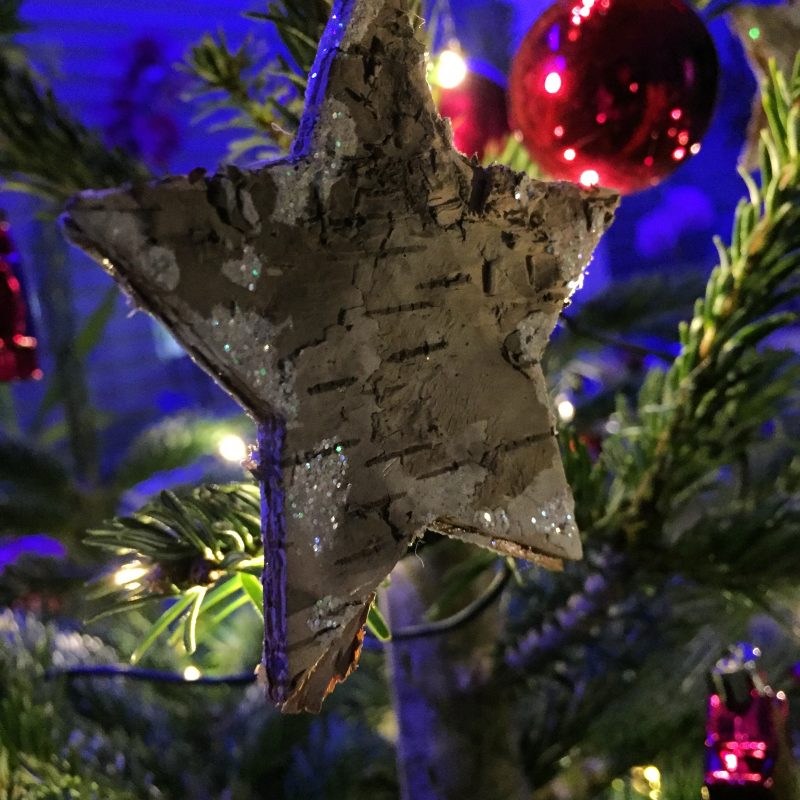 weihnachtsbaumdekoration-stern-und-kugeln